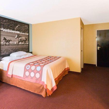 Super 8 By Wyndham Richmond Hotel Exterior foto