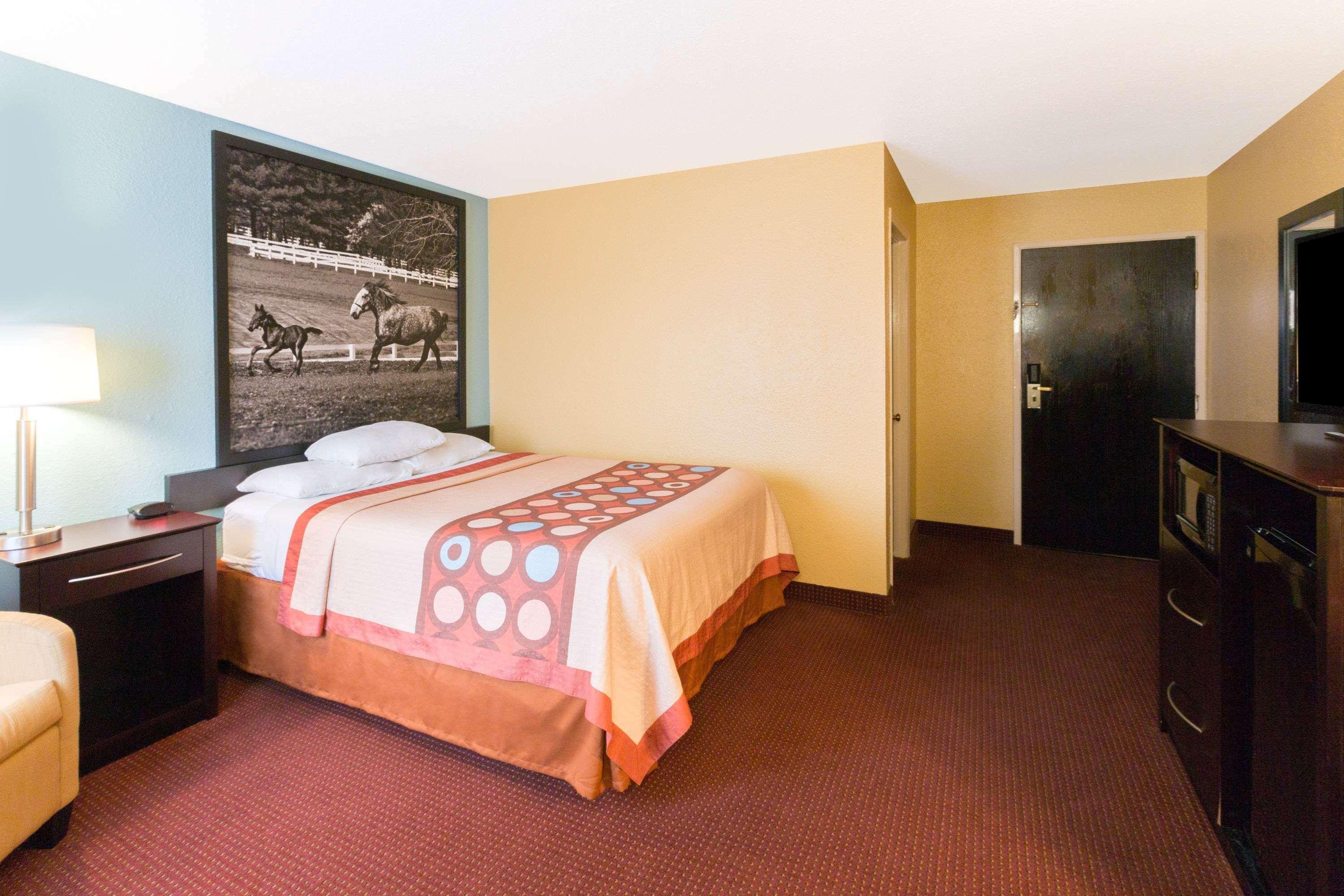 Super 8 By Wyndham Richmond Hotel Exterior foto