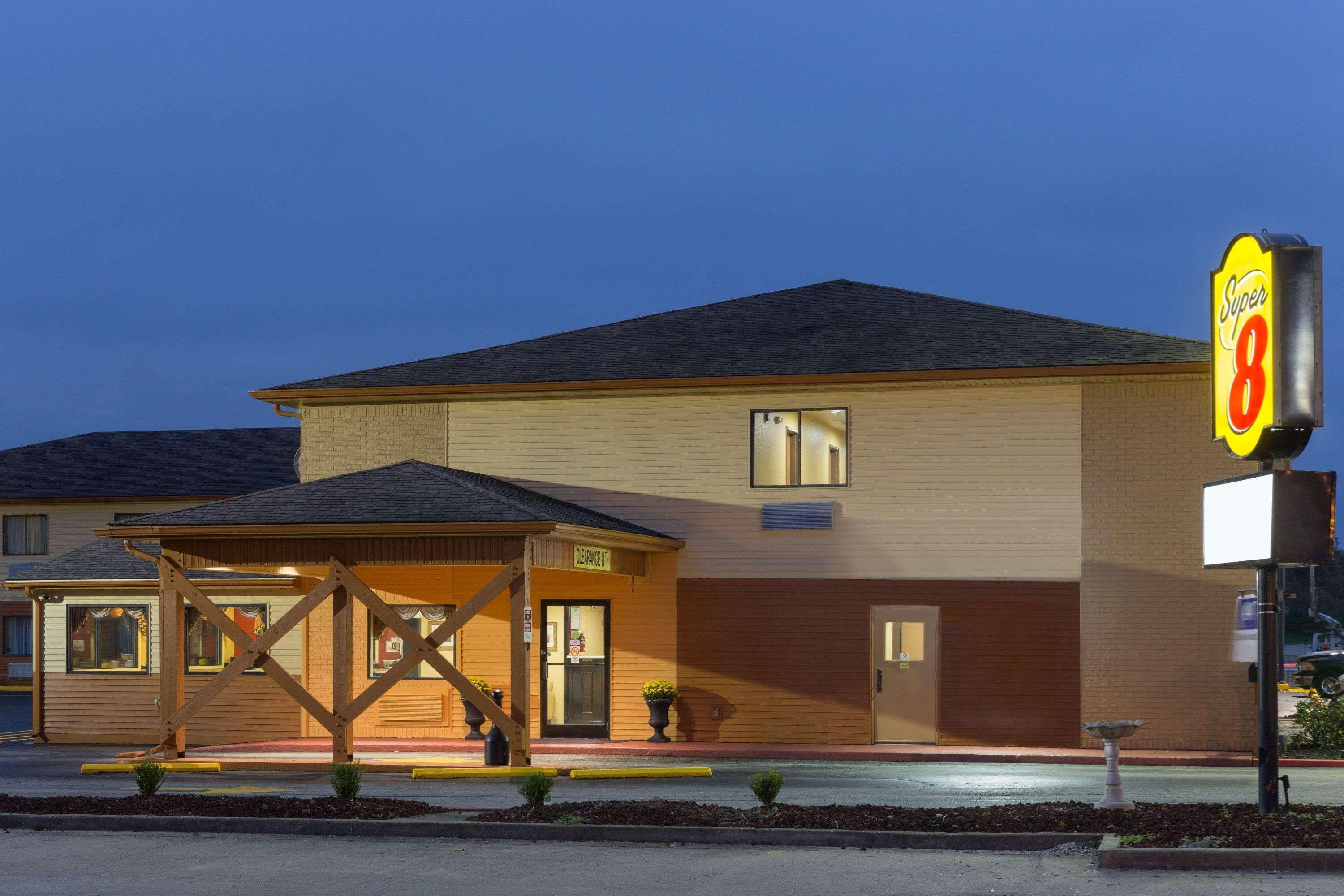Super 8 By Wyndham Richmond Hotel Exterior foto