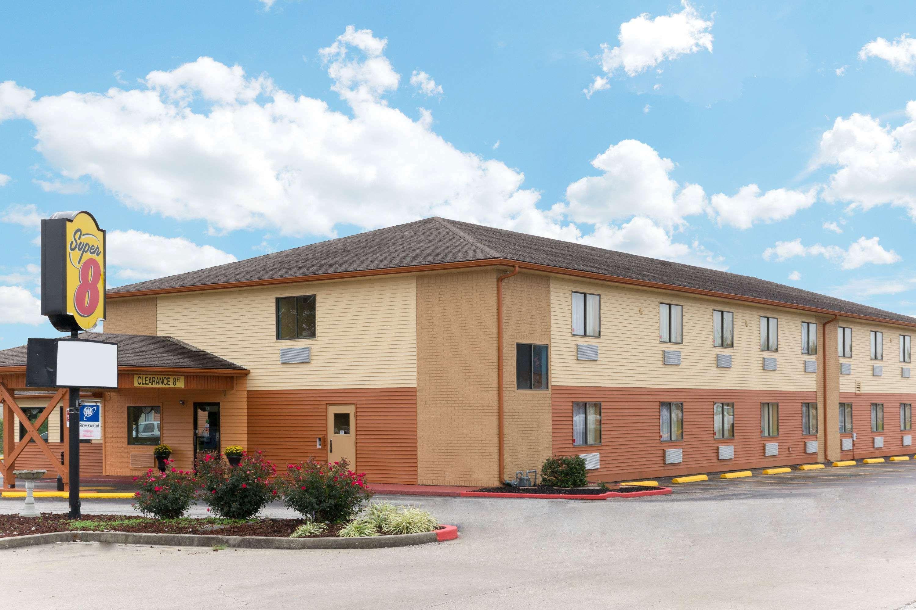 Super 8 By Wyndham Richmond Hotel Exterior foto