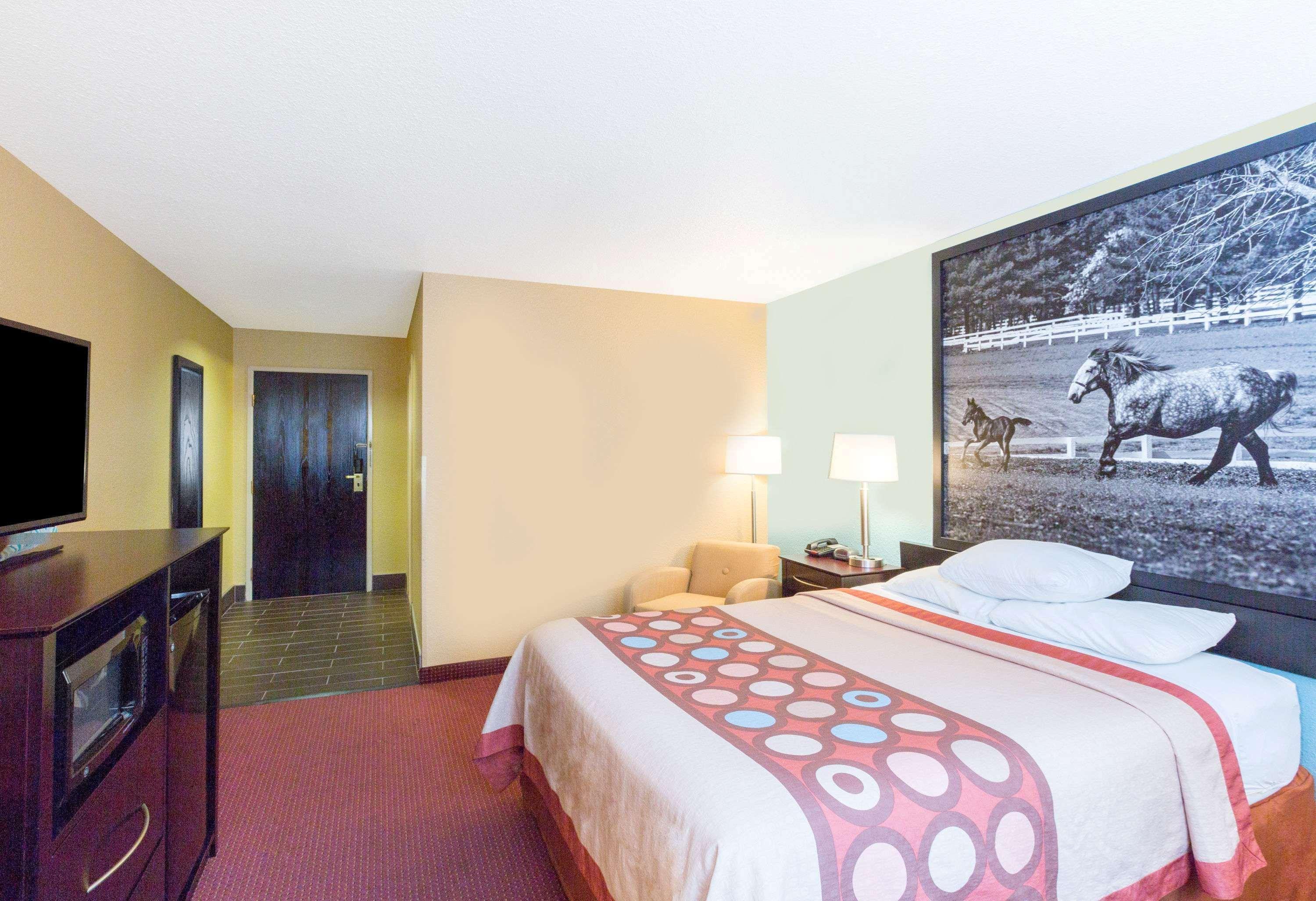 Super 8 By Wyndham Richmond Hotel Exterior foto
